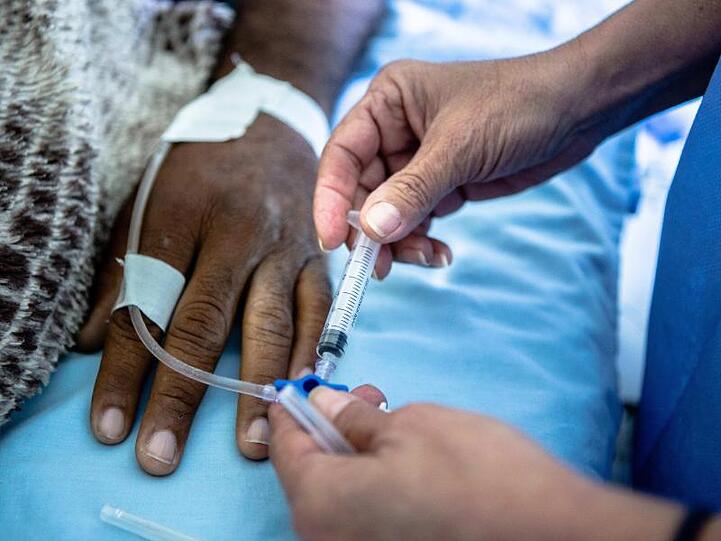 Eine Krankenschwester reicht einem Patient Medikamente im Krankenhaus San Juan de Dios. Das öffentliche Gesundheitswesen ist weitgehend zusammengebrochen, viele Mediziner haben das Land verlassen, Präventionsprogramme wurden eingestellt.