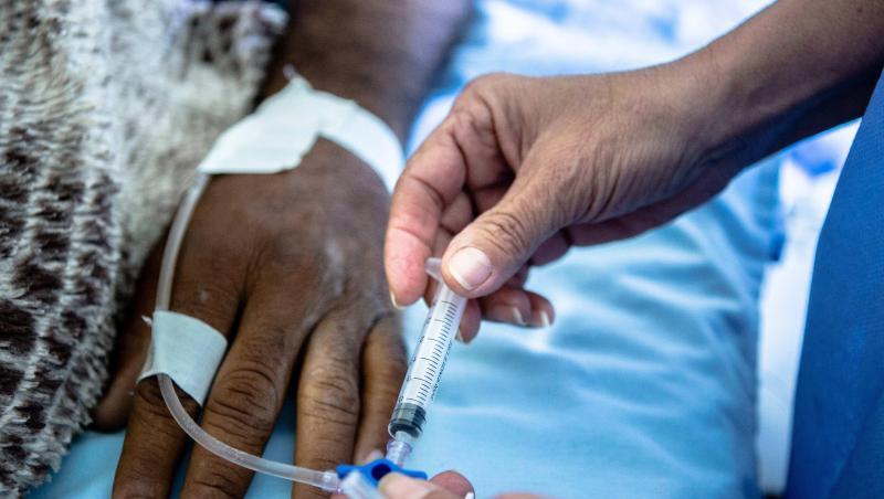 Eine Krankenschwester reicht einem Patient Medikamente im Krankenhaus San Juan de Dios. Das öffentliche Gesundheitswesen ist weitgehend zusammengebrochen, viele Mediziner haben das Land verlassen, Präventionsprogramme wurden eingestellt.
