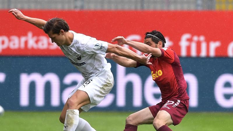 Kevin Behrens vom SV Sandhausen und Oliver Hein von Jahn Regensburg (l-r.) im Zweikampf um den Ball. Foto: Alexander Scheuber/Getty Images Europe/Pool/dpa Kevin Behrens vom SV Sandhausen und Oliver Hein von Jahn Regensburg (l-r.) im Zweikampf um den Ball. Foto: Alexander Scheuber/Getty Images Europe/Pool/dpa