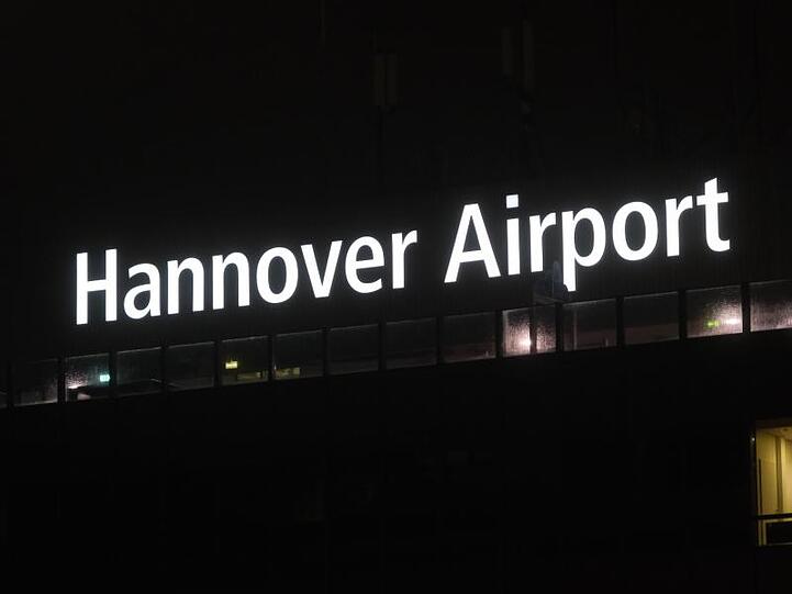 Der Flughafen Hannover-Langenhagen ist ein wichtiges internationales Drehkreuz. Er bietet sowohl innerdeutsche als auch internationale Flugverbindungen an.