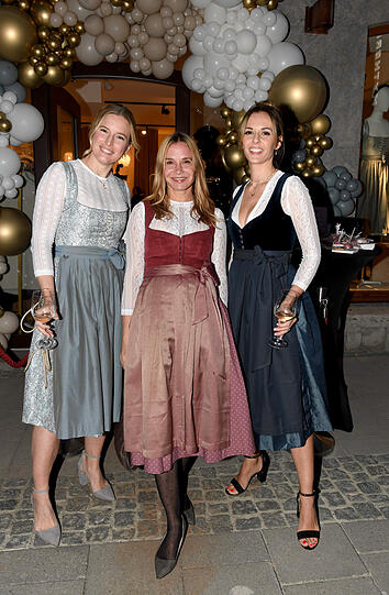 Constanze Schnitzler und Veronika Stork-Jacklbauer zusammen mit Schauspielerin  Nadeshda Brennicke.
