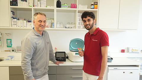 Nils Postel und sein Auszubildender Soufiane Ouaali: Über Facebook sucht der junge Mann vergangenes Jahr nach einer Stelle in Deutschland. Postel wird online auf ihn aufmerksam. Weil die Behörden in Ouaalis Fall so fix sind, steht er bereits wenige Wochen später in der Praxis.