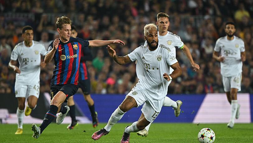 Münchens Eric Maxim Choupo-Moting (r) und Barcelonas Frenkie de Jong kämpfen um den Ball.