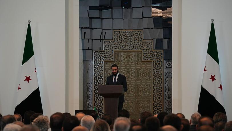 Syriens Übergangspräsident Scharaa stellt eine neue Regierung vor.