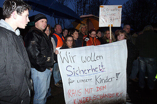 Anwohner protestieren gegen die Freilassung des Serienvergewaltigers Karl D. (57). Er durfte das Gefängnis verlassen, obwohl ihn Gutachter als gefährlich bezeichnen.