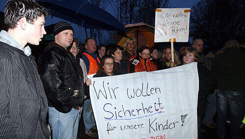 Anwohner protestieren gegen die Freilassung des Serienvergewaltigers Karl D. (57). Er durfte das Gefängnis verlassen, obwohl ihn Gutachter als gefährlich bezeichnen. Anwohner protestieren gegen die Freilassung des Serienvergewaltigers Karl D. (57). Er durfte das Gefängnis verlassen, obwohl ihn Gutachter als gefährlich bezeichnen.