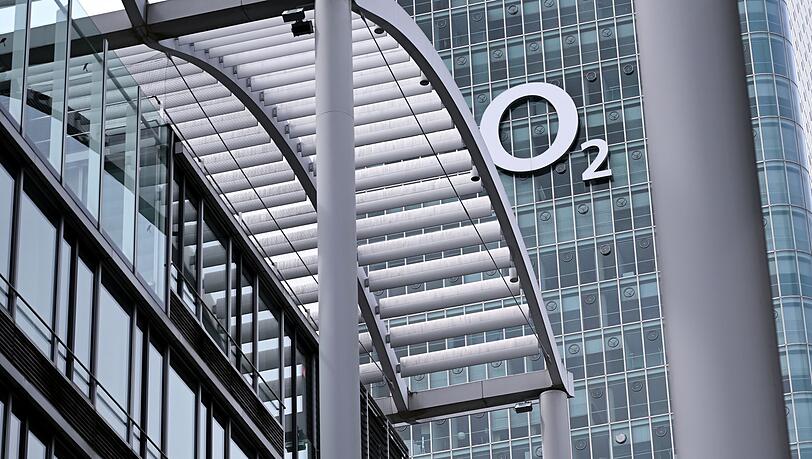 Das Logo bleibt zwar groß hängen an der Münchner Deutschlandzentrale, die Gesamtzahl der Belegschaft wird aber kleiner. (Archivbild) Das Logo bleibt zwar groß hängen an der Münchner Deutschlandzentrale, die Gesamtzahl der Belegschaft wird aber kleiner. (Archivbild)