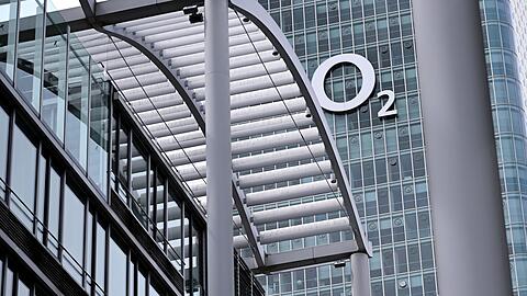 Das Logo bleibt zwar gro&szlig; h&auml;ngen an der M&uuml;nchner Deutschlandzentrale, die Gesamtzahl der Belegschaft wird aber kleiner. (Archivbild)