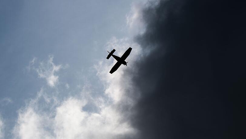 Nach einem Motorausfall landete ein Pilot sein Kleinflugzeug in einem Maisfeld bei Betzenstein. (Symbolbild) Nach einem Motorausfall landete ein Pilot sein Kleinflugzeug in einem Maisfeld bei Betzenstein. (Symbolbild)