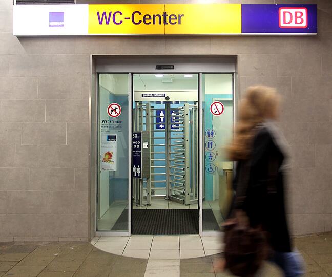 Alles nur erfunden: Auf dieser Toilettenanlage am Ostbahnhof soll die Vergewaltigung stattgefunden haben. In Wirklichkeit hatte die junge Frau Sex mit einem "Kumpel" ihres Freunden.