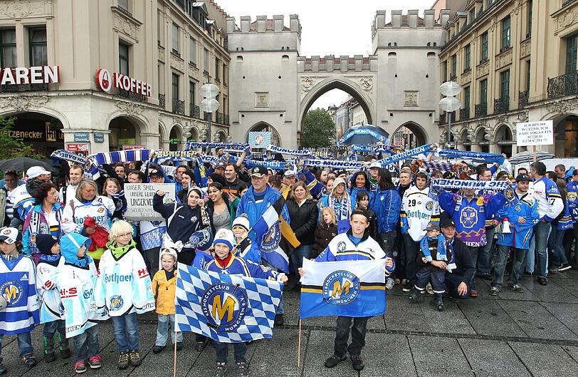 Eine große Familie: Die kleinen und großen Fans des EHC München wollen das Aus nicht akzeptieren.