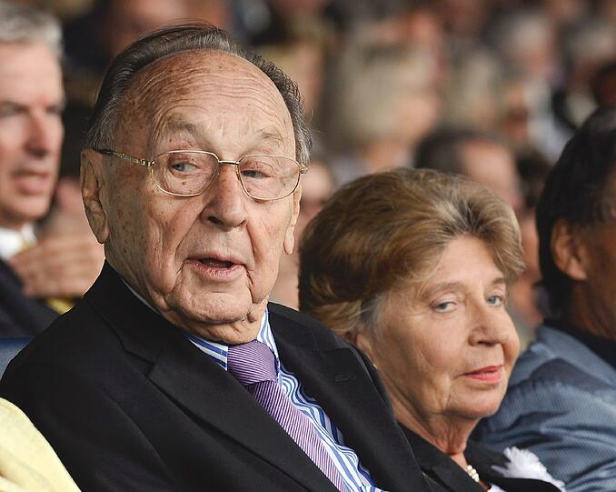 Hans-Dietrich Genscher schielt mal nach rechts - was gibt's denn da zu sehen...?