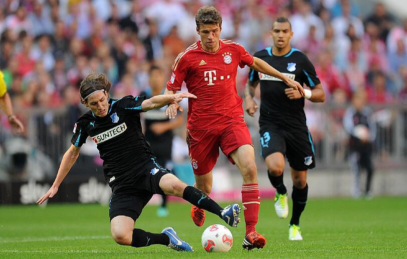 Kurz, schmerzhaft aber dennoch erfolgreich. Thomas Müller beim Spiel gegen Hoffenheim