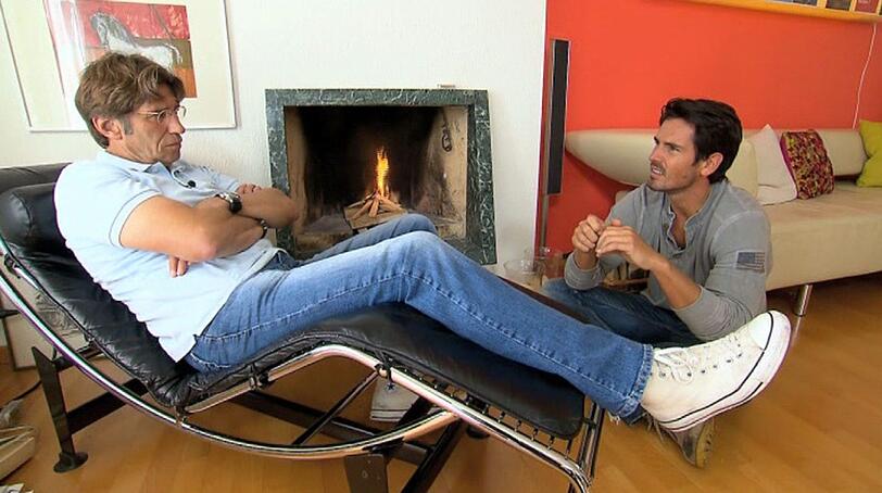 Beim Home-Date nimmt Monas Vater (li.) den Bachelor auseinander und will wissen welche Werte sein Leben bestimmen.