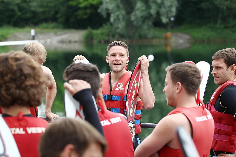 Dominik StahlLöwen auf Wasserski: Die Spieler des TSV 1860 wechseln im Trainingslager in Bad Häring kurz einmal die Sportart.