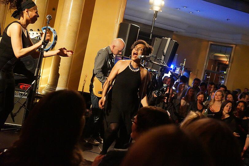 Jeni Williams und Black Bohemia spielten zur Langen Nacht der Musik im Atrium im Hotel Bayerischer Hof.