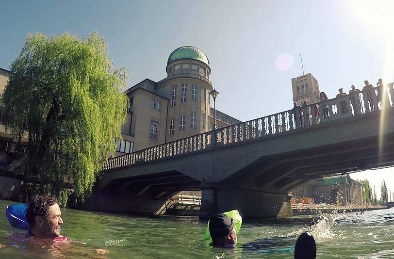 Treibgut: Anton Leiss-Huber (Schicksalscombo) und Klaus Bäumler (Münchner Forum) unter der Boschbrücke am Deutschen Museum.