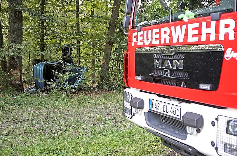 Nach einem schweren Verkehrsunfall im unterfränkischen Unterschleichach ist eine 19-jährige Frau gestorben. Die Bilder vom Unfallort.