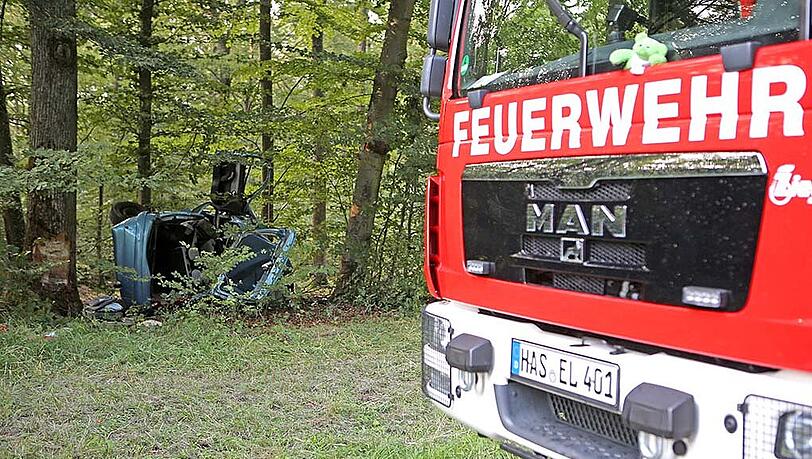 Nach einem schweren Verkehrsunfall im unterfränkischen Unterschleichach ist eine 19-jährige Frau gestorben. Die Bilder vom Unfallort. Nach einem schweren Verkehrsunfall im unterfränkischen Unterschleichach ist eine 19-jährige Frau gestorben. Die Bilder vom Unfallort.