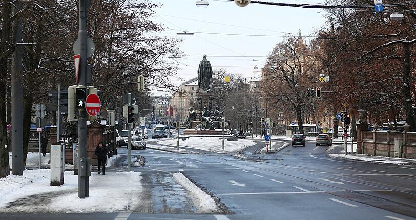 Rund um das Maxmonument liegt in der Maximilianstraße Schnee. Der Räumdienst hat gute Arbeit geleistet. Straßen und Radwege sind weitgehend frei.