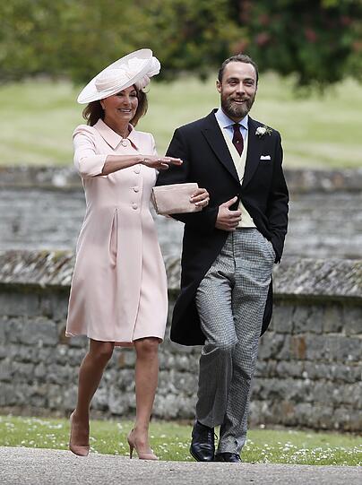 Mutter Carole Middleton und ihr Sohn James Middleton treffen ein.