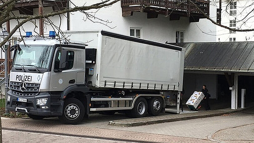 Mit einem Laster transportiert die Polizei im Jahr 2016 beschlagnahmtes Material ab.