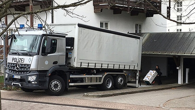 Mit einem Laster transportiert die Polizei im Jahr 2016 beschlagnahmtes Material ab. Mit einem Laster transportiert die Polizei im Jahr 2016 beschlagnahmtes Material ab.