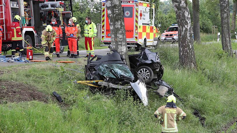 Bei dem Unfall waren Einsatzkräfte der Feuerwehr Altötting im Einsatz.