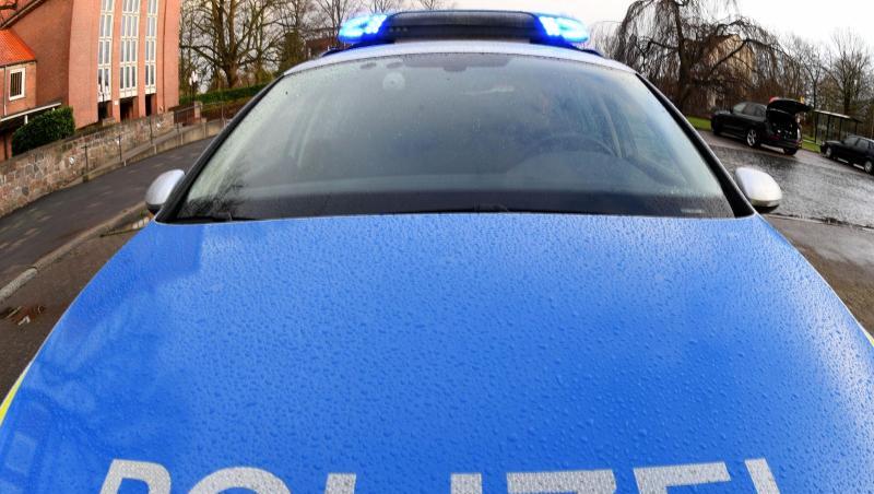 Ein Streifenwagen der Polizei mit eingeschaltetem Blaulicht. Foto: Carsten Rehder/dpa/Archiv Ein Streifenwagen der Polizei mit eingeschaltetem Blaulicht. Foto: Carsten Rehder/dpa/Archiv