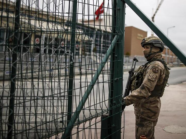 Türkische Soldaten stehen vor dem Gefängniskomplex, in dem Deniz Yücel mehr als ein Jahr in der Türkei inhaftiert war.