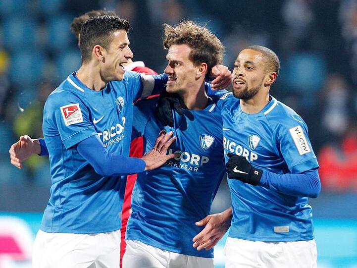 Der Bochumer Torshütze zum 1:0 gegen den MSV Duisburg Simon Zoller (M) jubelt mit Anthony Losilla (l) und Sidney Sam.