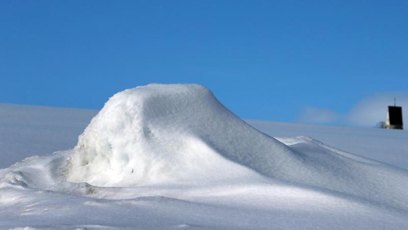 Der Kirchturm von Huttenwang ragt aus der mit Neuschnee bedeckten Landschaft. Foto: Karl-Josef Hildenbrand Der Kirchturm von Huttenwang ragt aus der mit Neuschnee bedeckten Landschaft. Foto: Karl-Josef Hildenbrand