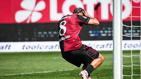 N&uuml;rnbergs Henri Koudossou reagiert entsetzt nach seinem Eigentor.