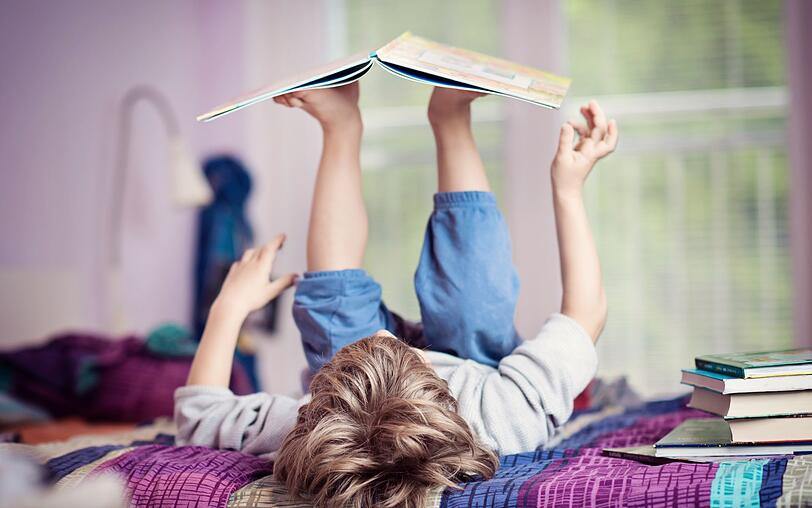 Um Yoga Ihrem Nachwuchs n&auml;herzubringen, k&ouml;nnen Sie sich auch von sch&ouml;n gestalteten Yogakarten oder Yogab&uuml;chern mit Geschichten unterst&uuml;tzen lassen. Bereits ab drei Jahren k&ouml;nnen Kinder Yoga praktizieren, l&auml;nger konzentrieren k&ouml;nnen sie sich allerdings erst ab circa f&uuml;nf Jahren.