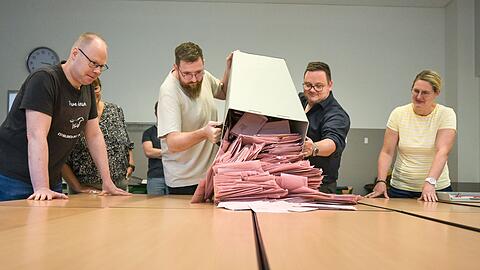 Die Wahllokale haben um 18 Uhr geschlossen, die Ausz&auml;hlung beginnt.