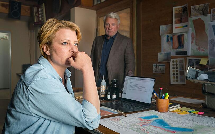 Im ZDF-Film "Neues Land" spielt J&ouml;rdis Triebel eine Geologin, die entgegen dem Willen ihres Vaters, dem B&uuml;rgermeister Walter Sedlitz (J&ouml;rg Sch&uuml;ttauf), Wasserproben aus einem gefluteten Restloch nimmt.