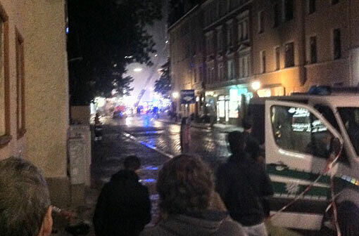 Wie im Katastrophen-Film: Nach der Bomben-Explosion gerieten mehrere Dächer in Schwabing in Brand. Eine Stadt im Ausnahmezustand