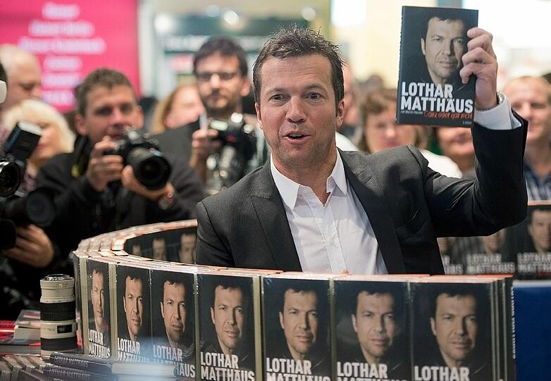 Rekordnationalspieler Lothar Matthäus hat am Donnerstag auf der Buchmesse seine Autobiografie &bdquo;Ganz oder gar nicht&ldquo; vorgestellt. Die Bilder aus Frankfurt.