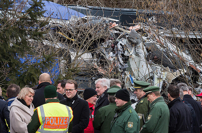 Ministerpräsident Seehofer machte sich vor Ort ein Bild von der Unglücksstelle.