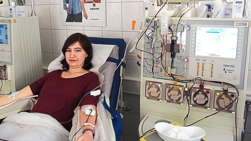 Anna Munkler hängt an der Blutwäschemaschine, mit deren Hilfe Stammzellen aus ihrem Blut gespült werden.