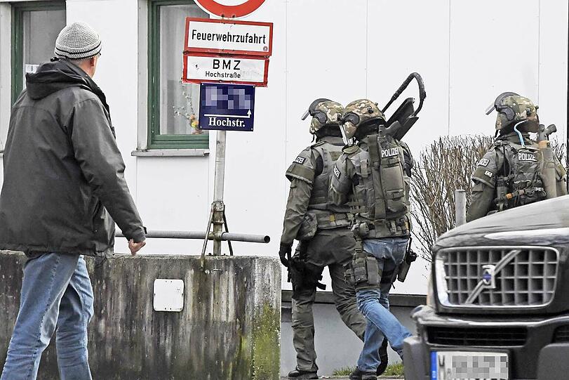 Der Mann ist nach wie vor flüchtig: Bilder vom SEK-Einsatz