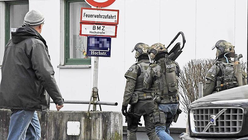 Der Mann ist nach wie vor flüchtig: Bilder vom SEK-Einsatz Der Mann ist nach wie vor flüchtig: Bilder vom SEK-Einsatz
