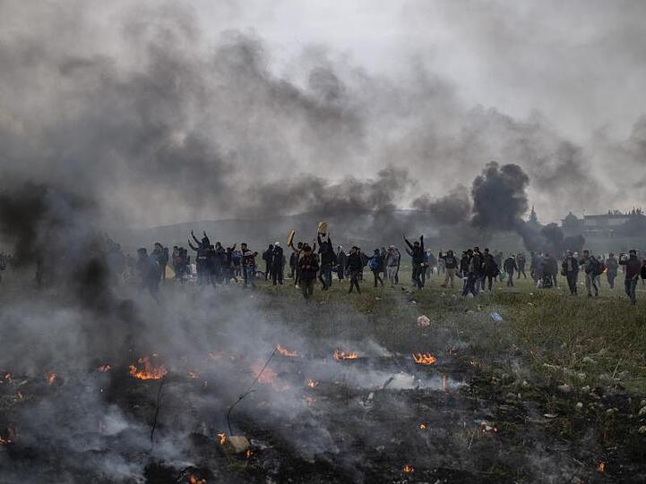 Zusammenstößen mit der griechischen Polizei: Rund 2000 Migranten wollen von der Hafenstadt Thessaloniki zur rund 60 Kilometer entfernten Grenze zu Nordmazedonien marschieren.