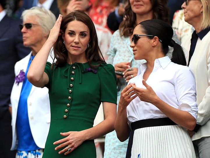 Auch Herzogin Meghan (r), Frau von Prinz Harry, und Herzogin Kate, Frau von Prinz William verfolgten das Finale.