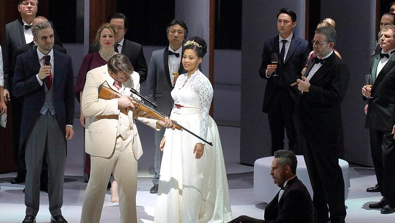 Pavel Cernoch als Max, Golda Schultz als Agathe und Kyle Ketelsen als Kaspar im neuen "Freischütz" der Bayerischen Staatsoper.