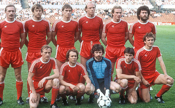 Der FCB 1982: Weiner (o.v.l.), Horsmann, Augenthaler, D. Hoeneß, Rummenigge, Breitner, Dürnberger (u.v.l.), Kraus, M. Müller, Mathy und Dremmler.