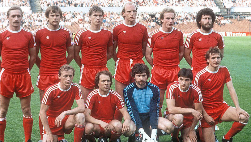 Der FCB 1982: Weiner (o.v.l.), Horsmann, Augenthaler, D. Hoeneß, Rummenigge, Breitner, Dürnberger (u.v.l.), Kraus, M. Müller, Mathy und Dremmler. Der FCB 1982: Weiner (o.v.l.), Horsmann, Augenthaler, D. Hoeneß, Rummenigge, Breitner, Dürnberger (u.v.l.), Kraus, M. Müller, Mathy und Dremmler.