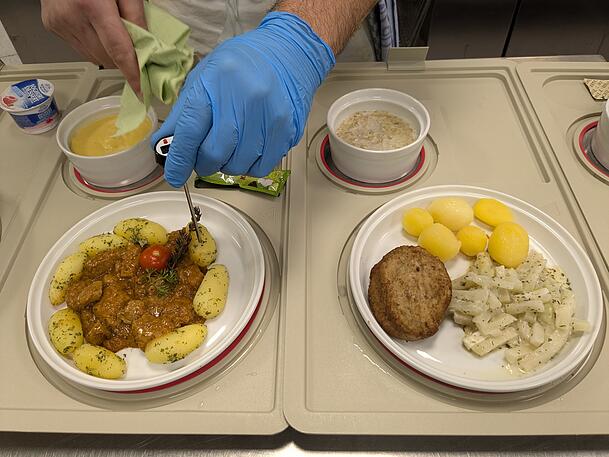 Hier wird beim Gulasch gemessen, ob es ordnungsgemäß erhitzt wurde. Hier wird beim Gulasch gemessen, ob es ordnungsgemäß erhitzt wurde.
