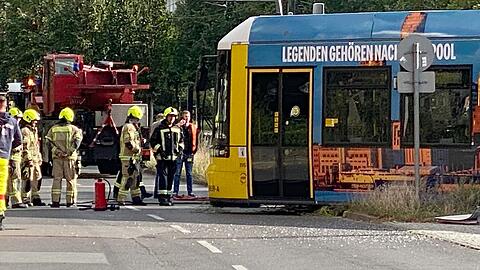 Rettungskräfte sind im Einsatz bei einem Verkehrsunfall mit einer Straßenbahn und einem Reisebus.