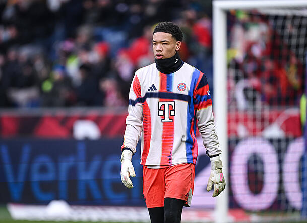 Leonard Prescott steht beim FC Bayern ungewollt plötzlich wieder im Blickpunkt.